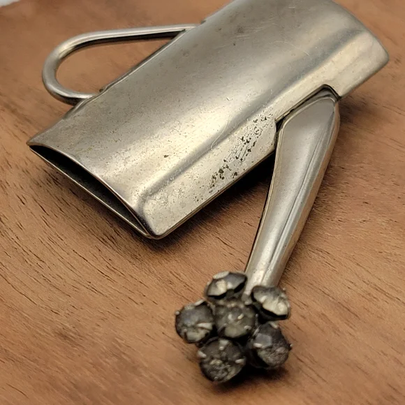 Adorable Silver Watering Can Brooch with Rhinestones Paste - Picture 7 of 8